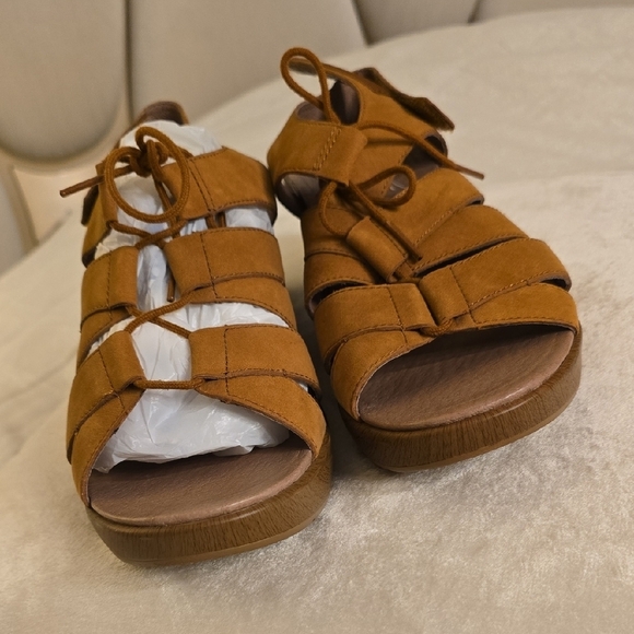 Dansko Tan Sandals Strappy Comfort Design - Picture 11 of 11